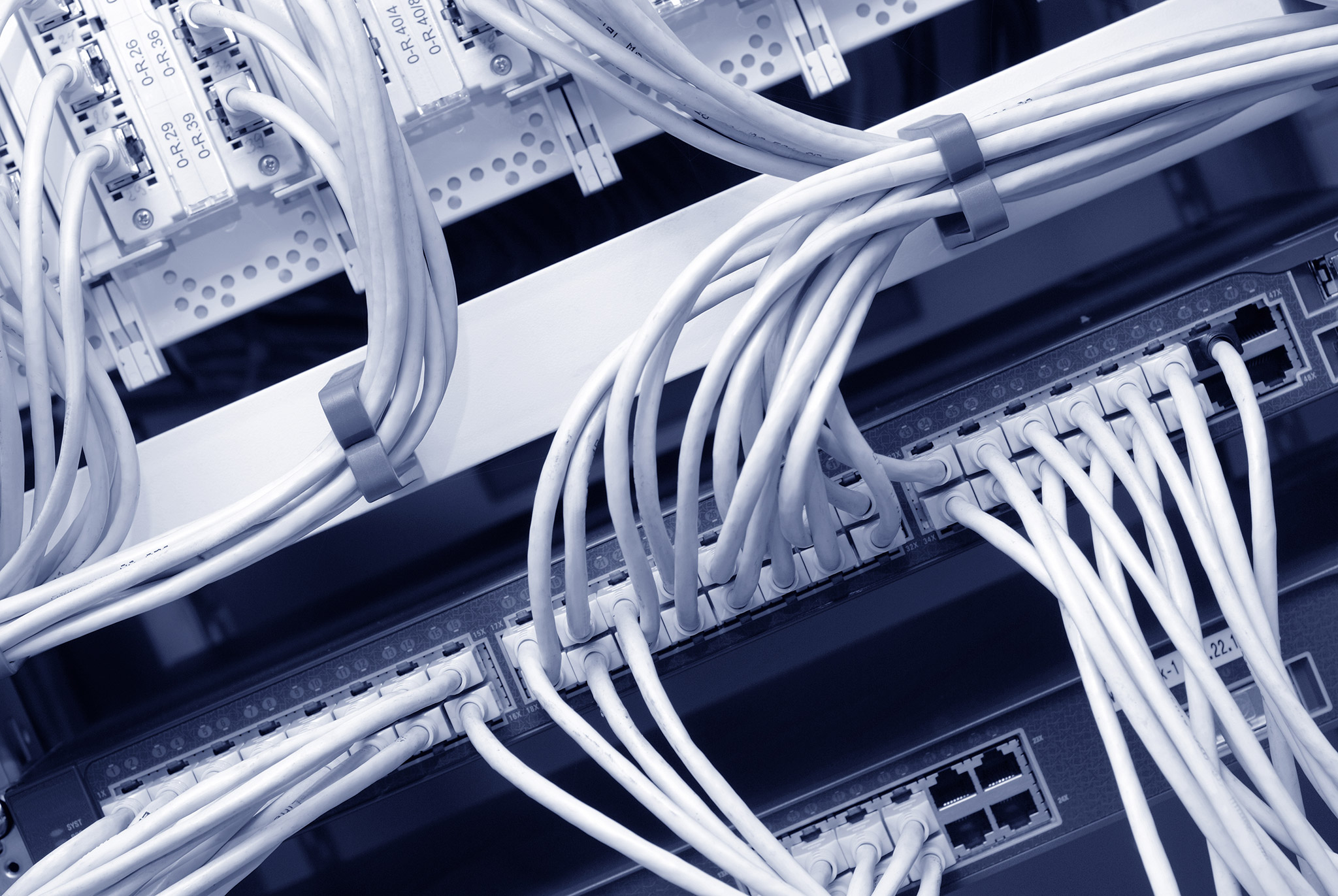 Verbindungspunkt vom Computerkommunikationsnetzwerk, hellblau getönt