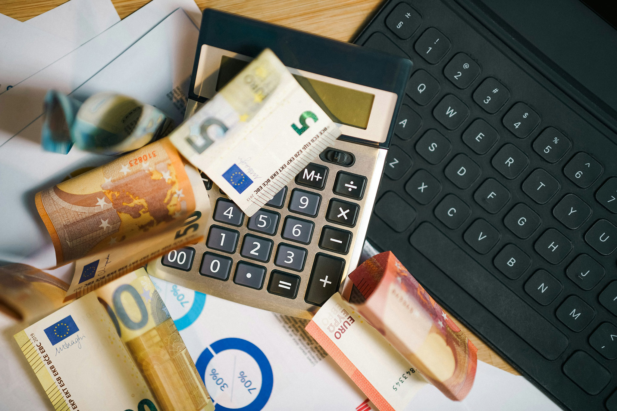 Ein Taschenrechner und Geld