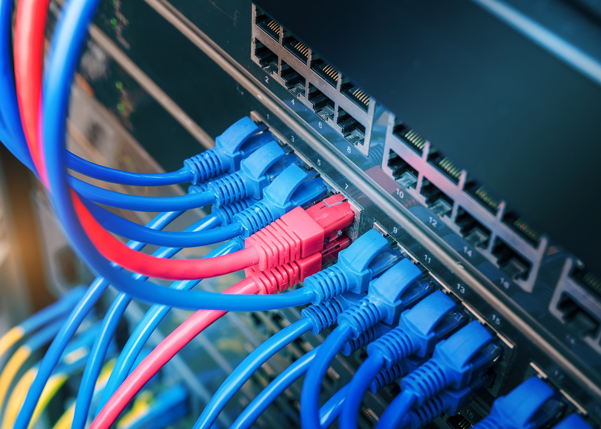 Netzwerkkabel und Hub im Datenraum