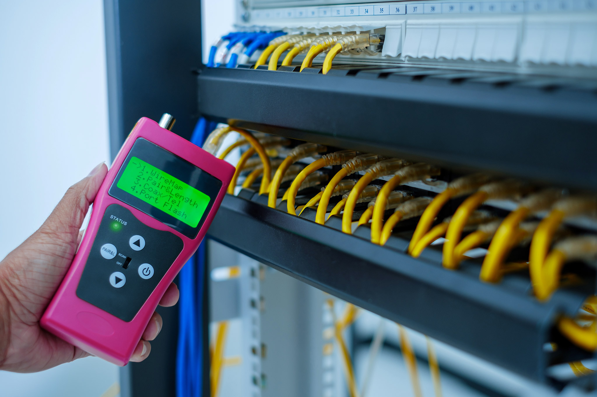Netzwerktester-Tools und Systemadministratoren testen das Netzwerkkabel im Netzwerk-Rechenzentrumsraum