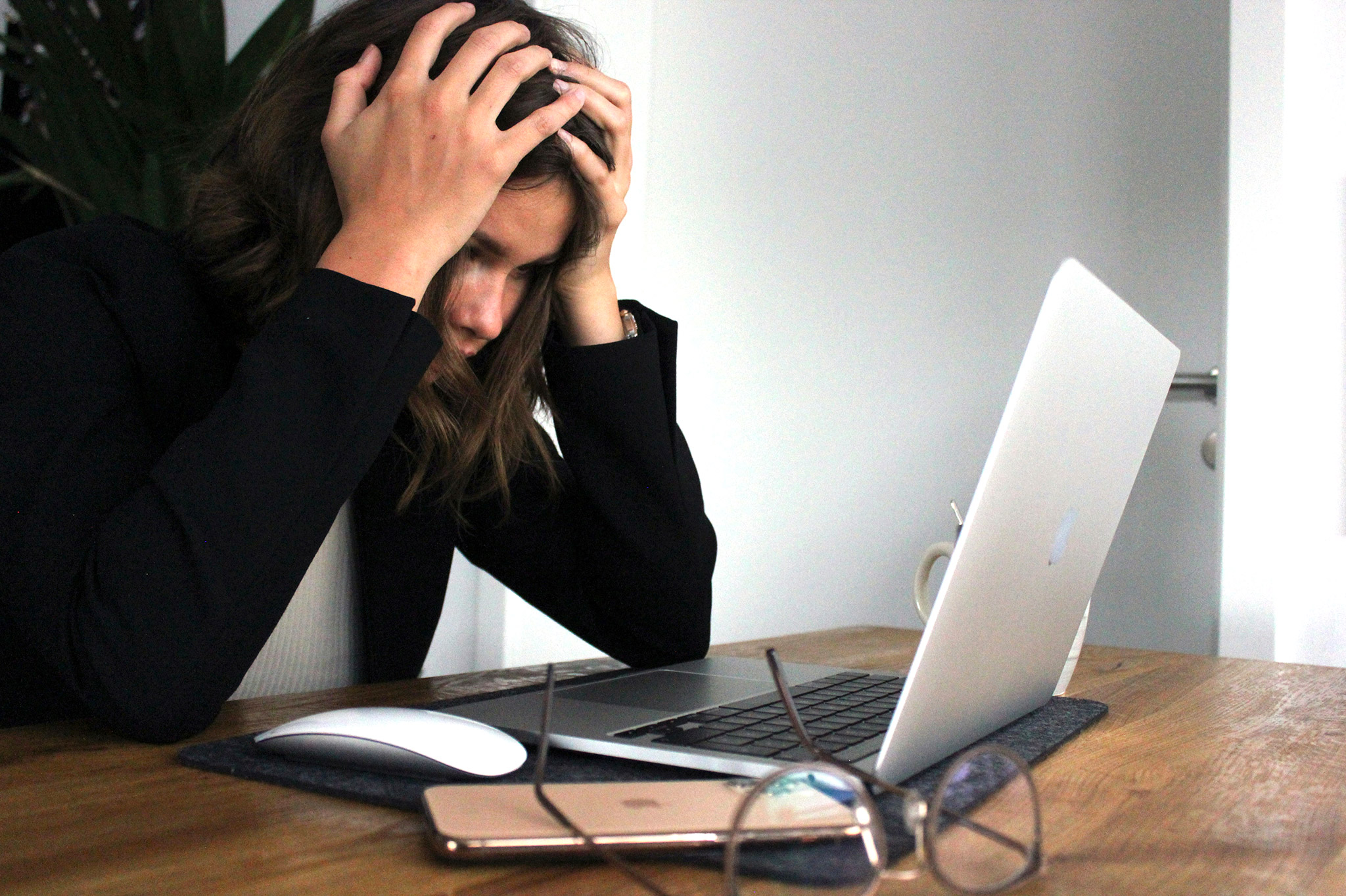 Person verzweifelt am Computer